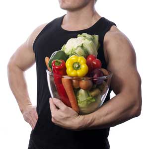 果物や野菜を身につけるスポーツマン