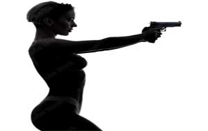 武器を持つ女性